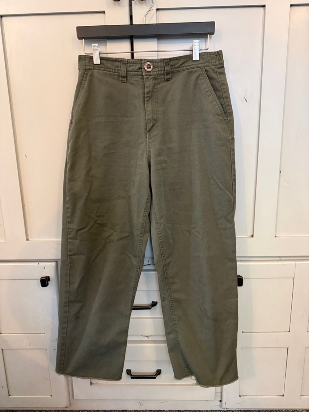 Like new women’s  Volcom pants size 28 waist, Olive green 25” inseam